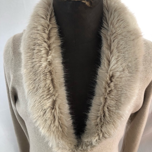 Banana Republic sweater with faux fur collar - Picture 3 of 7